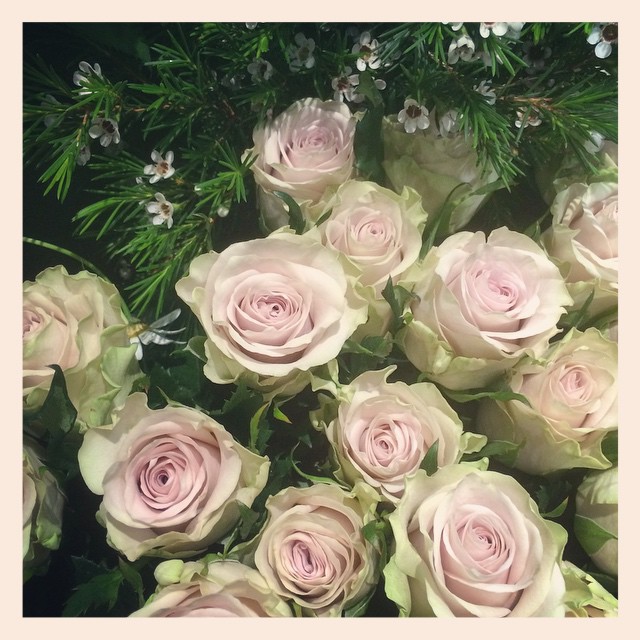 大人気のバラ"シルバーミスト"右上の小さなお花は、国産のワックスフラワーです
