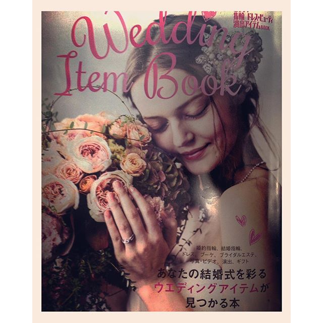 先日発売された、#ゼクシィ の別冊保存版 指輪 ドレス&ビューティー演出アイテムBOOK のお花を担当させて頂きました。画像は、表紙です。#ウェディングブーケ#ブライダルブーケ#ブーケ シャンペトル