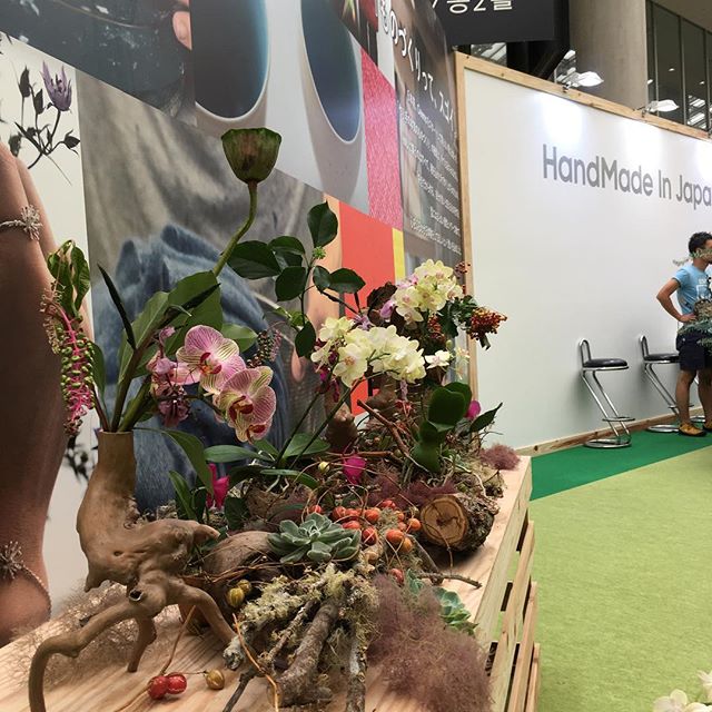 #ハンドメイドインジャパン会場内、所々装花や植栽しております！写真は会場のエントランスの装花です。