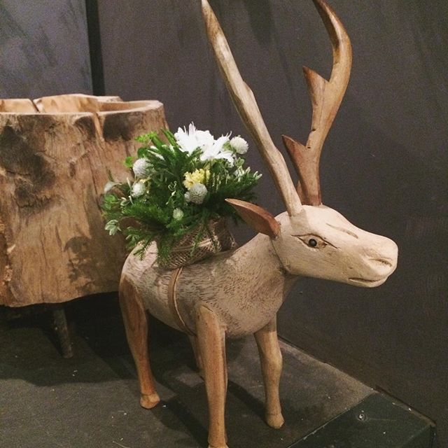 飲食店への御祝いのお花。木彫りのトナカイにお花を背負わせて…