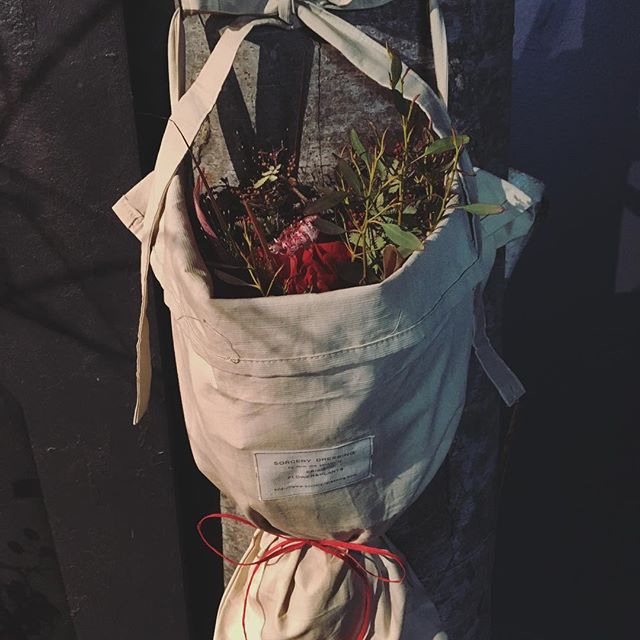 赤い花束をブーケバッグに入れて…大好評のブーケバッグ。こちらは全7色、2サイズでご用意してます。生花やドライフラワーのブーケのラッピングにはもちろん、切り花や観葉植物の持ち運びにも適した、三角形の布バッグですバレンタインの贈り物にもおすすめしております写真は、ブーケ¥4,000(税別)ブーケバッグ¥1,000(税別)となります