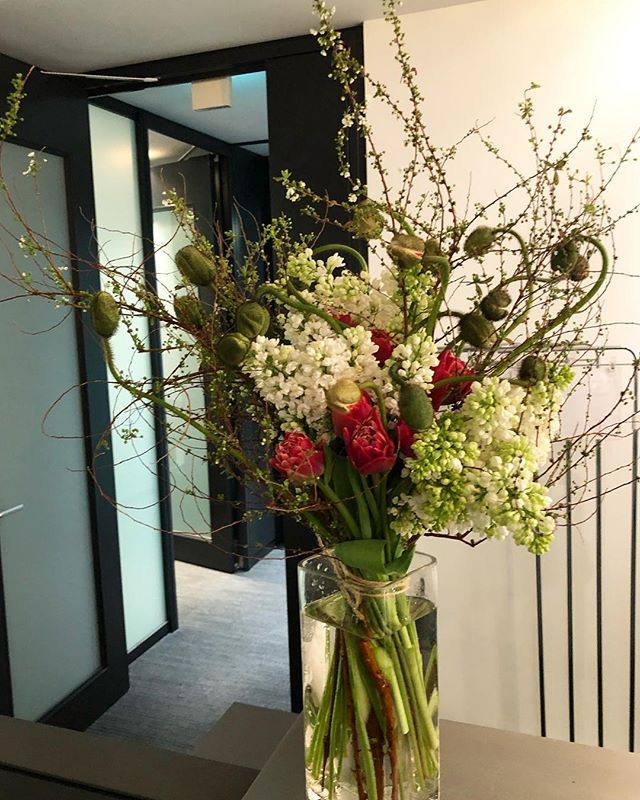 株式会社ZARA JAPAN様本社の受付の定期装花を担当させていただいております。大ぶりなポピーをたくさん踊らせた春の装花。ユキヤナギやチューリップの変化も楽しんでいただけます️ 定期的な装花、大小問わずご相談承っております。#sorcerydressing #ソーセリードレッシング #poppy #ポピー #lilac #ライラック #Spiraea #ユキヤナギ #tulip #チューリップ