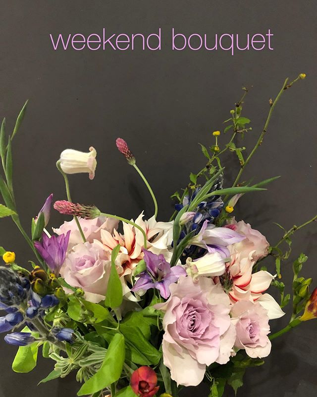 weekend bouquet第二弾承り中第一弾でのたくさんのご注文ありがとうございました こんな状況下でSORCERY DRESSINGでできることは、お花を市場から仕入れ、お家で過ごす方々へお花を届ける。これは、もちろんお店としての存続もありますが、花業界(産地さんや市場等)の存続の為にもとても重要なことだと思います。最大限にお花を届けるため、お花の内容、配達日をお任せいただいて、通常より送料をサービスしたweekend bouquetをご用意いたしました。指定エリアは送料サービス。それ以外も送料追加¥550で全国へお届けいたします。(北海道、九州、沖縄、その他離島は追加で¥1,100となります)来週末、17,18,19日のお届け分は15日(水)の15時まで承っております。ホームページのオンラインストアよりご注文ください。銀行振込み、クレジットカードでのお支払いが可能です。ご自宅、会いに行けない友人やご家族へ。たくさんのご注文お待ちしております！