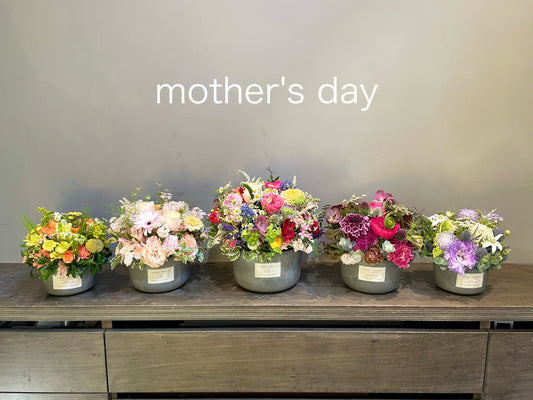 2026年　母の日フラワーギフトアレンジメント(5月6日-10日の中でのお届け、日付指定不可)